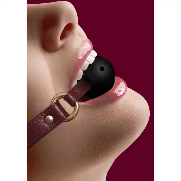 Кляп-шар на бордовых ремешках Breathable Ball Gag - Ouch!. Фотография 3.