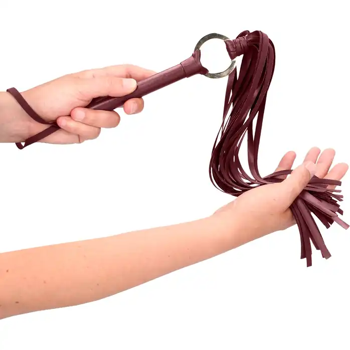 Бордовый хлыст Flogger - 70 см - Ouch!. Фотография 3.