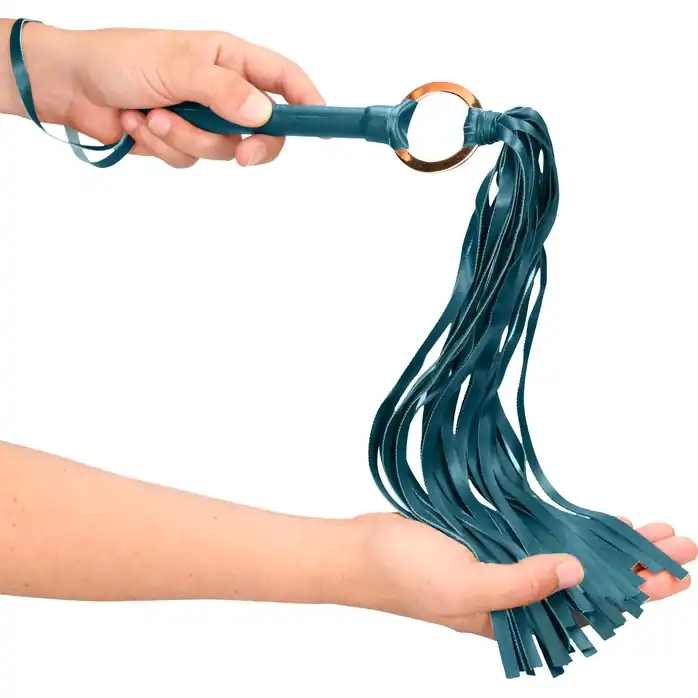 Зеленый хлыст Flogger - 70 см - Ouch!. Фотография 3.