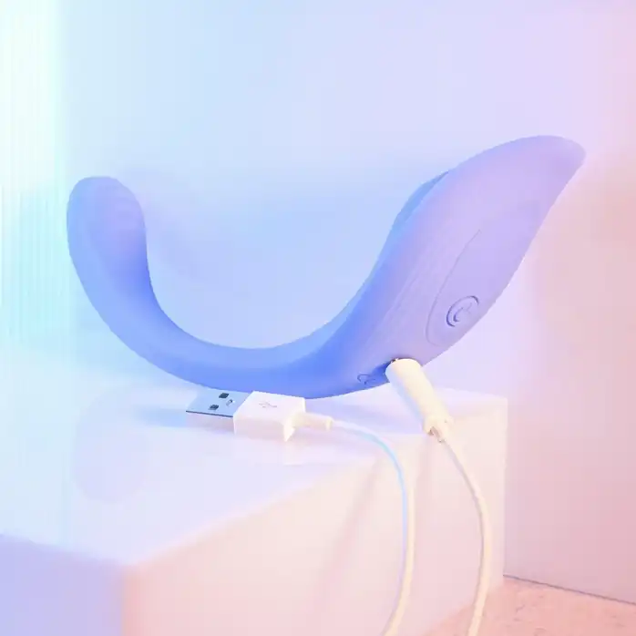 Фиолетовый гибкий вибростимулятор с пультом ДУ Anywhere Vibe. Фотография 14.