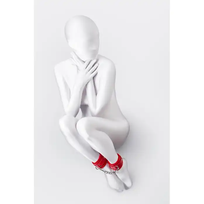 Красные оковы Anonymo из искусственной кожи - Anonymo. Фотография 3.