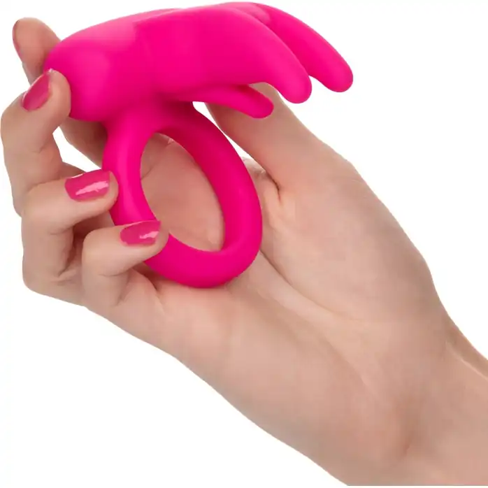 Розовое перезаряжаемое кольцо Silicone Rechargeable Triple Clit Flicker - Couples Enhancers. Фотография 4.