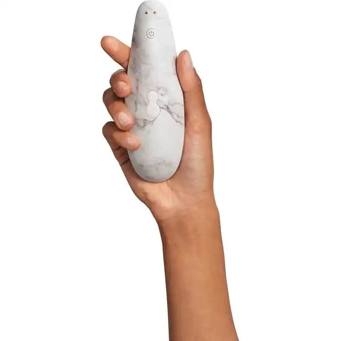 Белый бесконтактный клиторальный стимулятор Womanizer Marilyn Monroe Special Edition. Фотография 4.