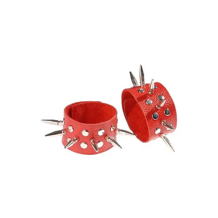 Красные кожаные напульсники с шипами и заклепками - BDSM accessories
