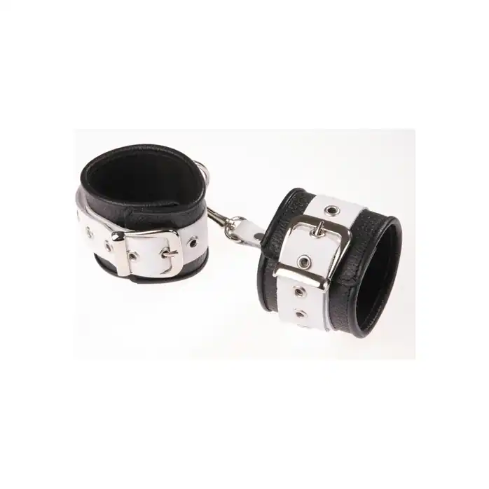 Чёрно-белые кожаные наручники с ремешком с двумя карабинами - BDSM accessories