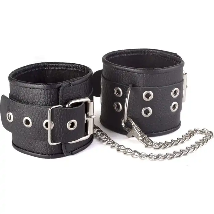Кожаные черные оковы с широким ремешком, соединенные цепочкой - BDSM accessories. Фотография 2.