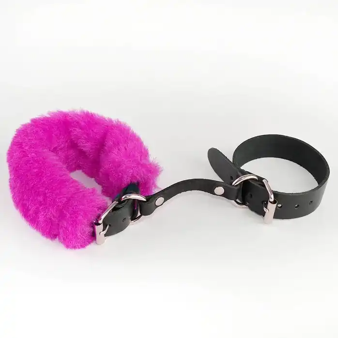 Черные кожаные наручники со съемной ярко-розовой опушкой - BDSM accessories