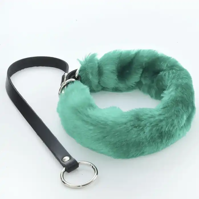 Зеленый меховой ошейник с кожаным поводком - BDSM accessories