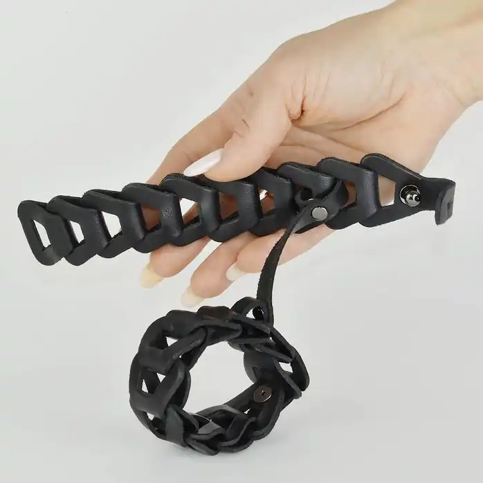 Черные кожаные наручники Клеопатра - BDSM accessories. Фотография 3.