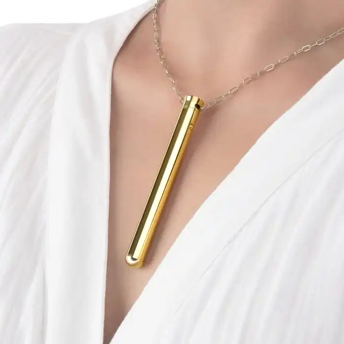 Золотистый вибромассажер-кулон Necklace Vibe. Фотография 3.