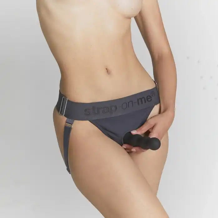 Серые трусики для фиксации насадок Strap-on-me Harness Lingerie Unique. Фотография 2.