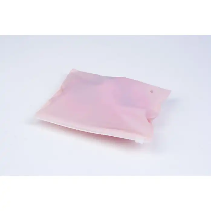 Черные базовые наручники из кожи с красной опушкой. Фотография 4.