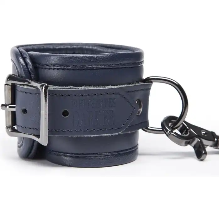 Тёмно-синие кожаные наручники No Bounds Collection Wrist Cuffs - Fifty Shades Darker. Фотография 4.