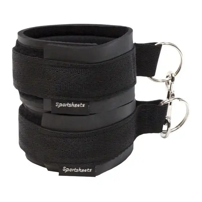 Чёрные манжеты на запястья с соединительным карабином Sports Cuffs - Sportsheets