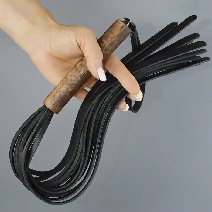 Черная кожаная плеть с деревянной рукоятью - 58 см - BDSM accessories