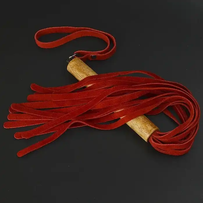 Красная велюровая плеть с деревянной рукоятью - 44 см - BDSM accessories. Фотография 2.