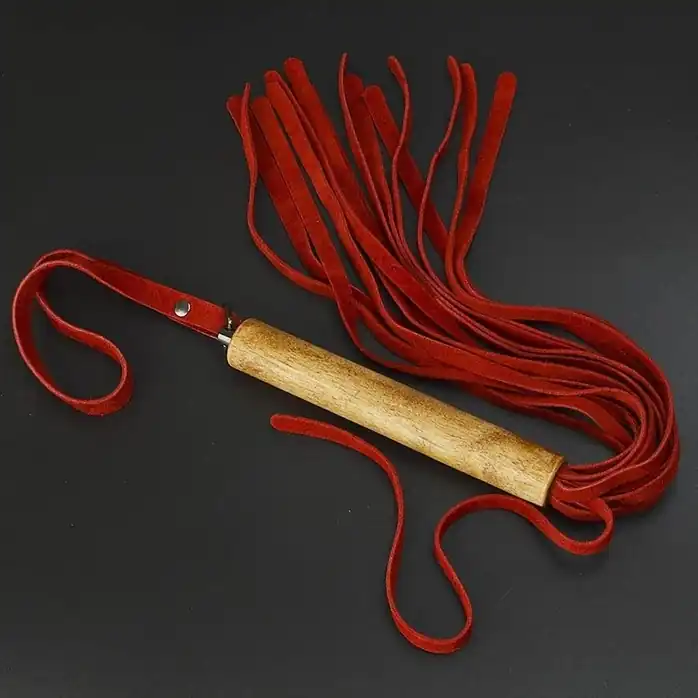Красная велюровая плеть с деревянной рукоятью - 44 см - BDSM accessories