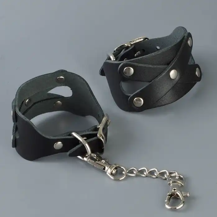 Черные кожаные наручники Цезарь с цепочкой на карабинах - BDSM accessories. Фотография 3.