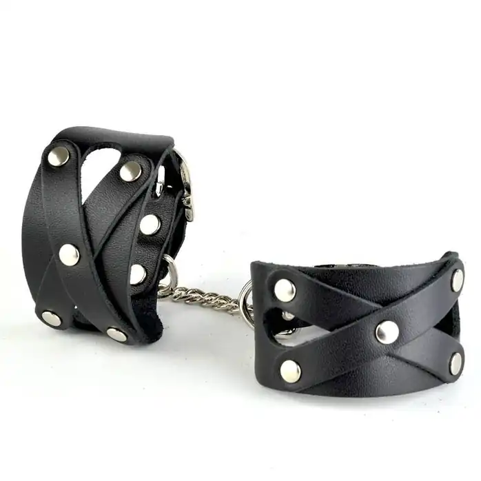 Черные кожаные наручники Цезарь с цепочкой на карабинах - BDSM accessories