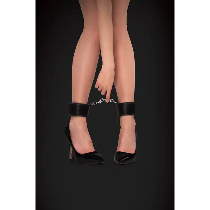 Чёрные двусторонние оковы на ноги Reversible Ankle Cuffs - Ouch!. Фотография 3.
