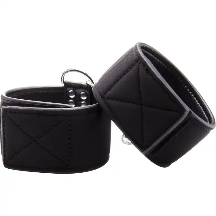 Чёрные двусторонние оковы на ноги Reversible Ankle Cuffs - Ouch!. Фотография 4.