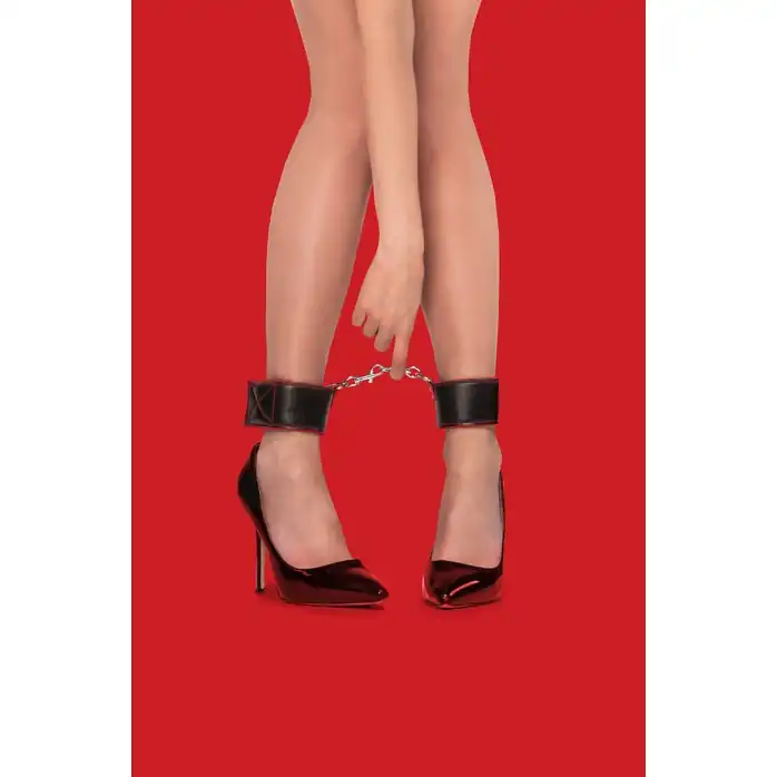 Чёрно-красные двусторонние оковы на ноги Reversible Ankle Cuffs - Ouch!. Фотография 4.