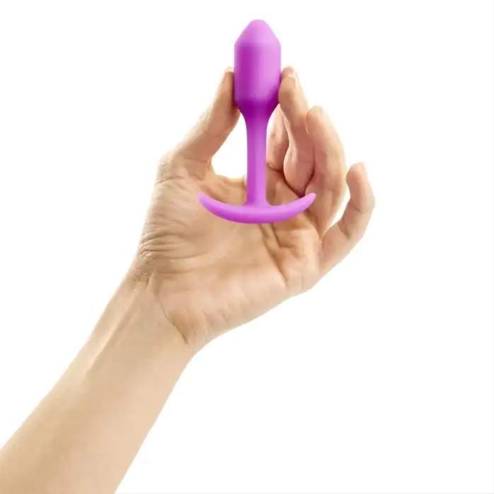 Розовая пробка для ношения B-vibe Snug Plug 1 - 9,4 см. Фотография 3.