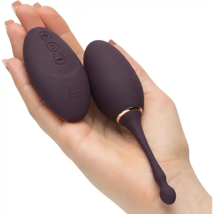 Фиолетовое виброяйцо I ve Got You Rechargeable Remote Control Love Egg - Fifty Shades Freed. Фотография 4.