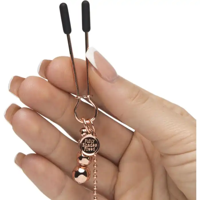 Золотистые зажимы для сосков и клитора All Sensation Nipple and Clitoral Chain - Fifty Shades Freed. Фотография 3.