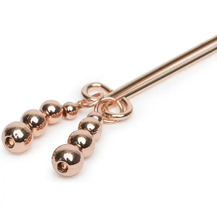 Золотистые зажимы для сосков и клитора All Sensation Nipple and Clitoral Chain - Fifty Shades Freed. Фотография 4.