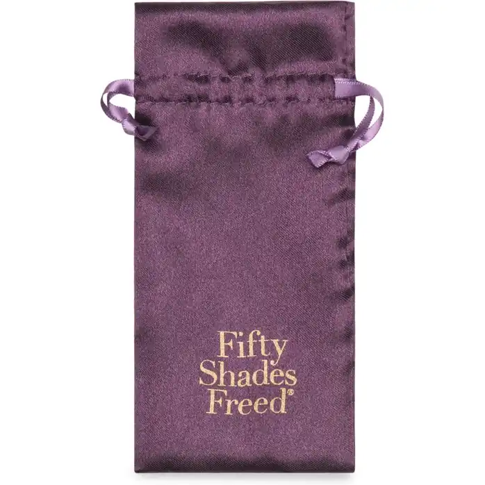Золотистые зажимы для сосков и клитора All Sensation Nipple and Clitoral Chain - Fifty Shades Freed. Фотография 5.