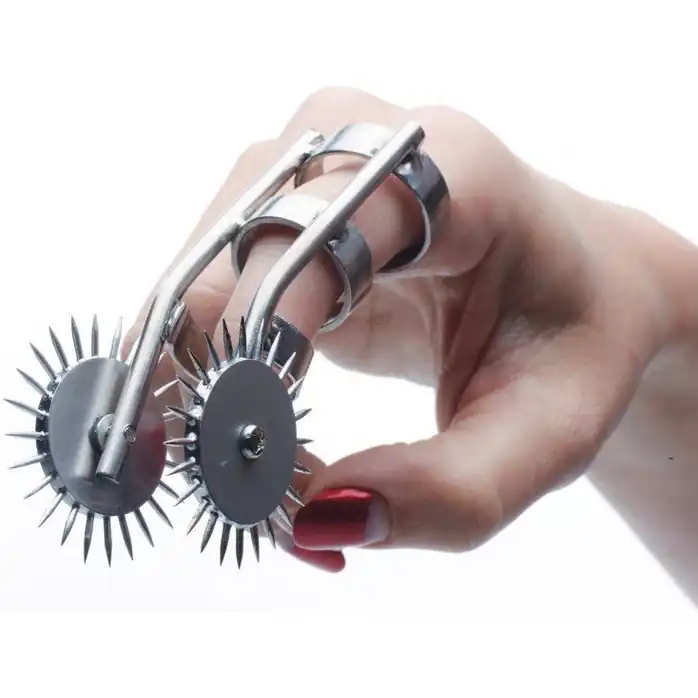 Насадка на палец с игольчатыми колёсиками Spikes Double Finger Pinwheel - Master Series. Фотография 2.