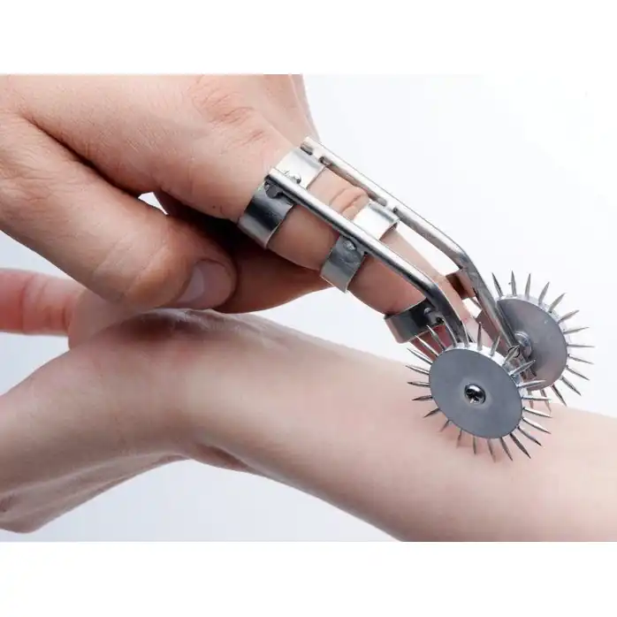 Насадка на палец с игольчатыми колёсиками Spikes Double Finger Pinwheel - Master Series. Фотография 3.