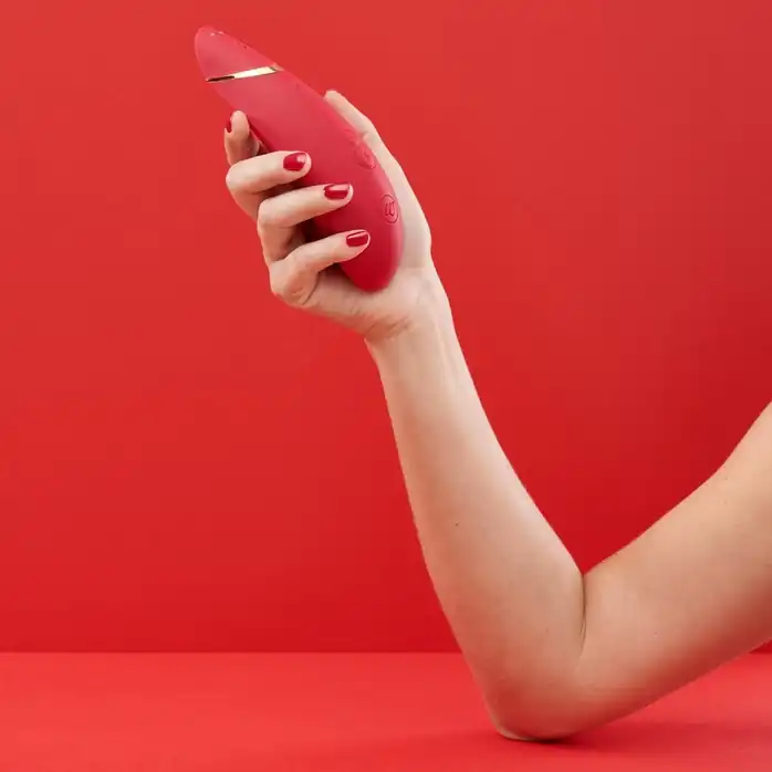 Красный бесконтактный клиторальный стимулятор Womanizer Premium. Фотография 5.